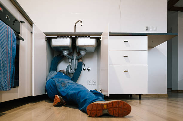 Professional Emergency Plumber technician working in Cloverdale, CA